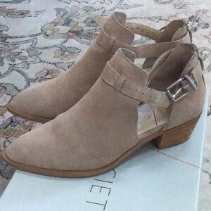 Women’s ankle strap bootie